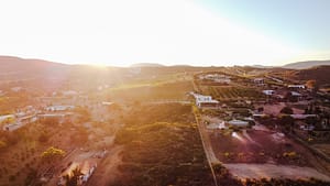 Una vista aérea de un pequeño pueblo de California, explorando el Valle de Guadalupe.